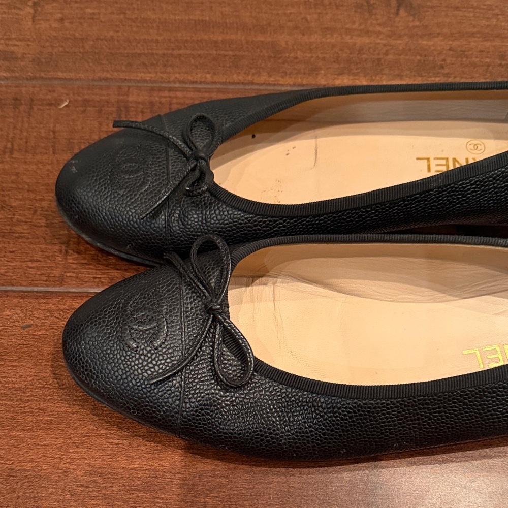CHANEL Black Textured Leather Flats - Picture 4 of 7